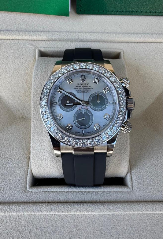 Rolex Daytona 126589RBR Oro Blanco Esfera Nácar con Diamantes Bisel de Diamantes